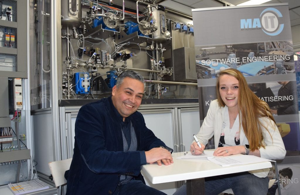 Maud van Loon en Fabian Grootfaam tekenen namens MA-IT en Ingenium Cabo Bianci een partnerovereenkomst